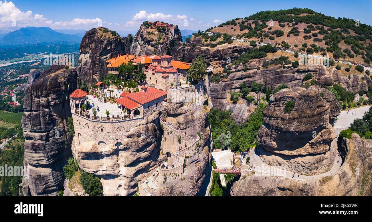 Monasteri Clifftop. Il drone aereo ha girato il monastero stupendo. Vacanze estive greche. Foto di alta qualità Foto Stock