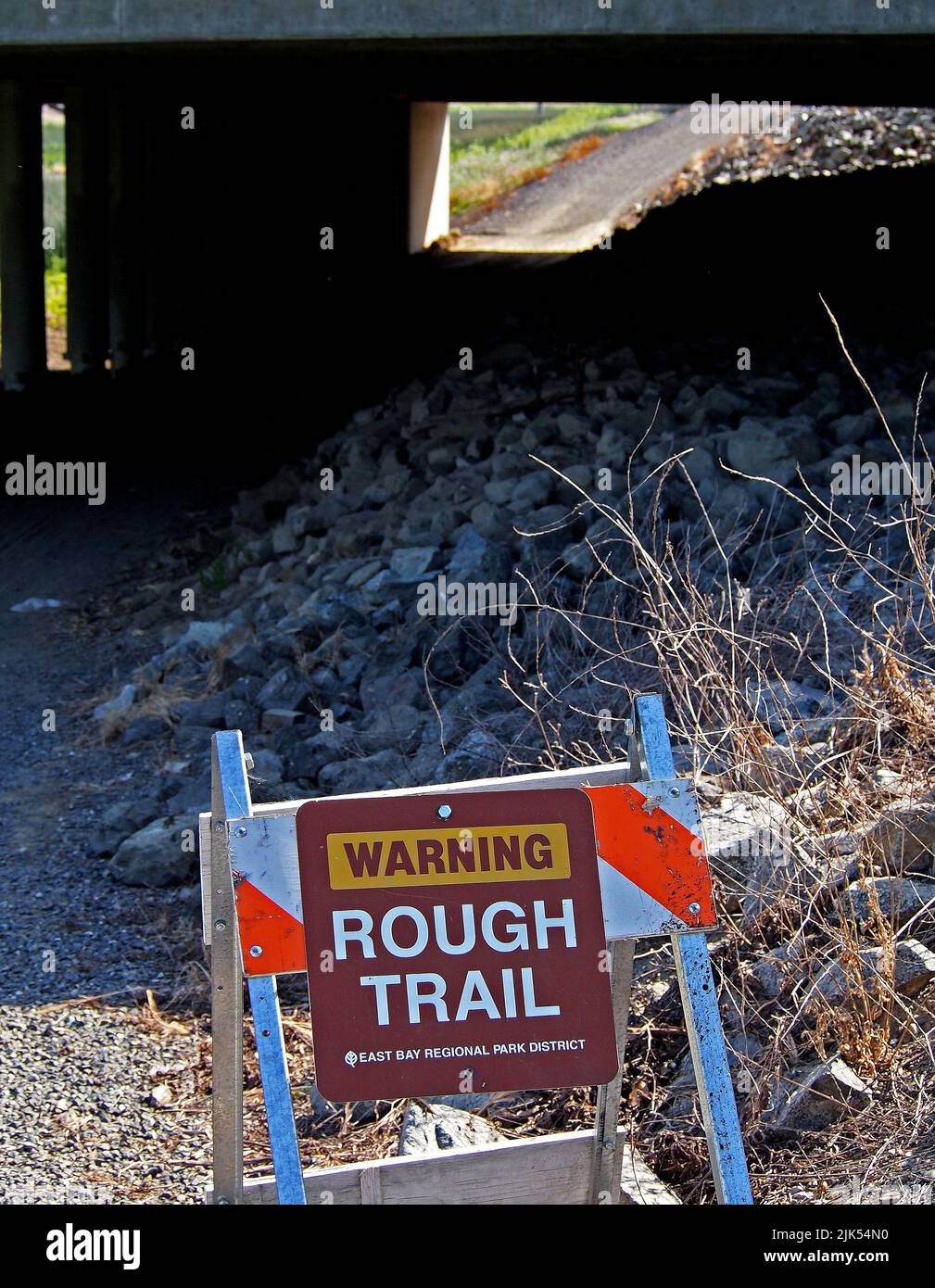Cartello di segnalazione di percorso accidentato sul sentiero regionale di Alameda Creek, California Foto Stock