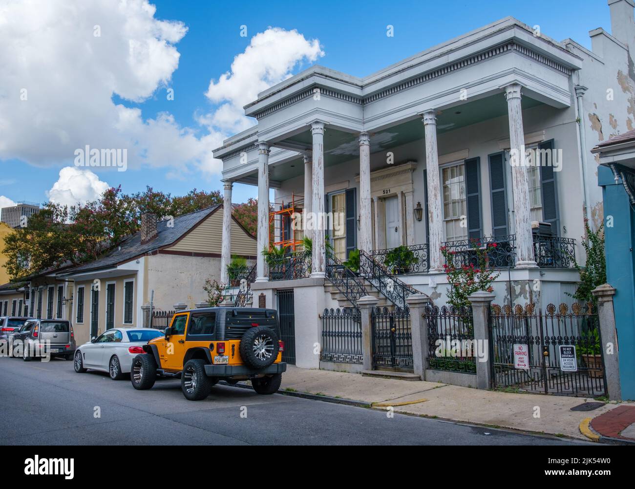 NEW ORLEANS, LA, USA - 30 LUGLIO 2022: La storica Xiques Mansion su Dauphine Street nel quartiere francese Foto Stock