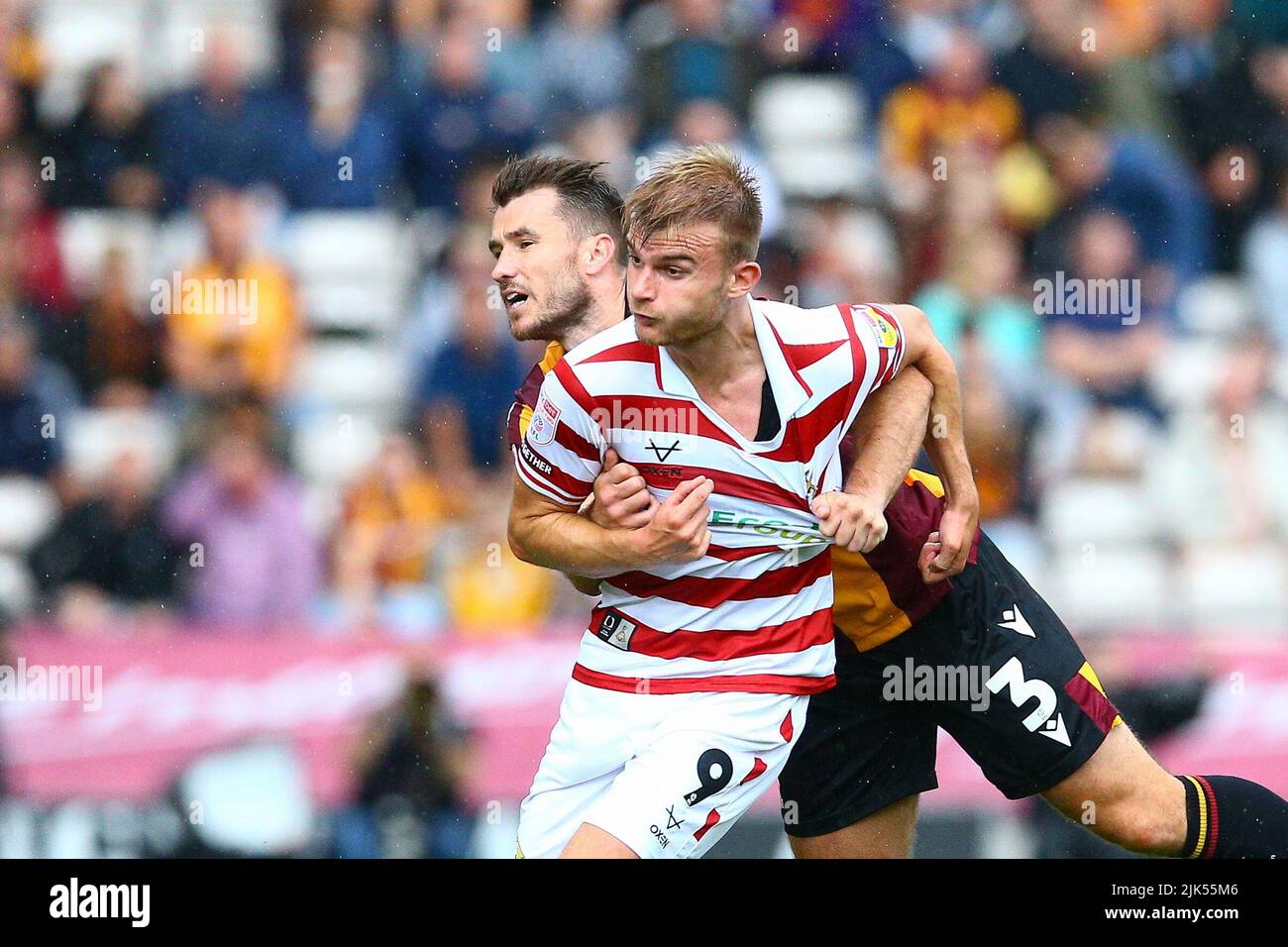 The University of Bradford Stadium, Bradford, Inghilterra - 30th luglio 2022 George Miller (9) di Doncaster tenuto da Liam Ridehalgh (3) di Bradford - durante il gioco Bradford City contro Doncaster Rovers, Sky Bet League Two, 2022/23, The University of Bradford Stadium, Bradford, Inghilterra - 30th luglio 2022 credito: Arthur Haigh/WhiteRosePhotos/Alamy Live News Foto Stock The University of Bradford Stadium, Bradford, Inghilterra - 30th luglio 2022 George Miller (9) di Doncaster tenuto da Liam Ridehalgh (3) di Bradford - durante il gioco Bradford City contro Doncaster Rovers, Sky Bet League Two, 2022/23, The University of Bradford Stadium, Bradford, Inghilterra - 30th luglio 2022 credito: Arthur Haigh/WhiteRosePhotos/Alamy Live News Foto Stock