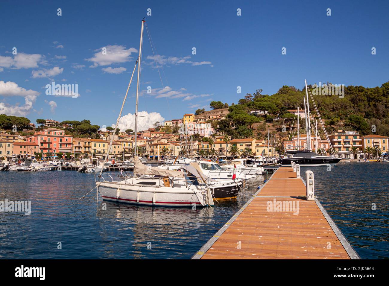 Porto Azzurro, Isola d'Elba, Italia - 19 Settembre 2021 paesaggio urbano e porto di Porto Azzurro Foto Stock