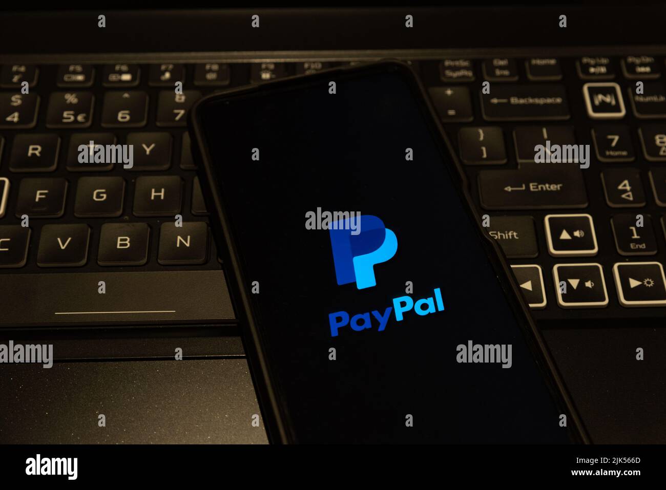PayPal logo sul cellulare , sfondo è una tastiera , Sydney Australia Luglio 30 2022 Foto Stock