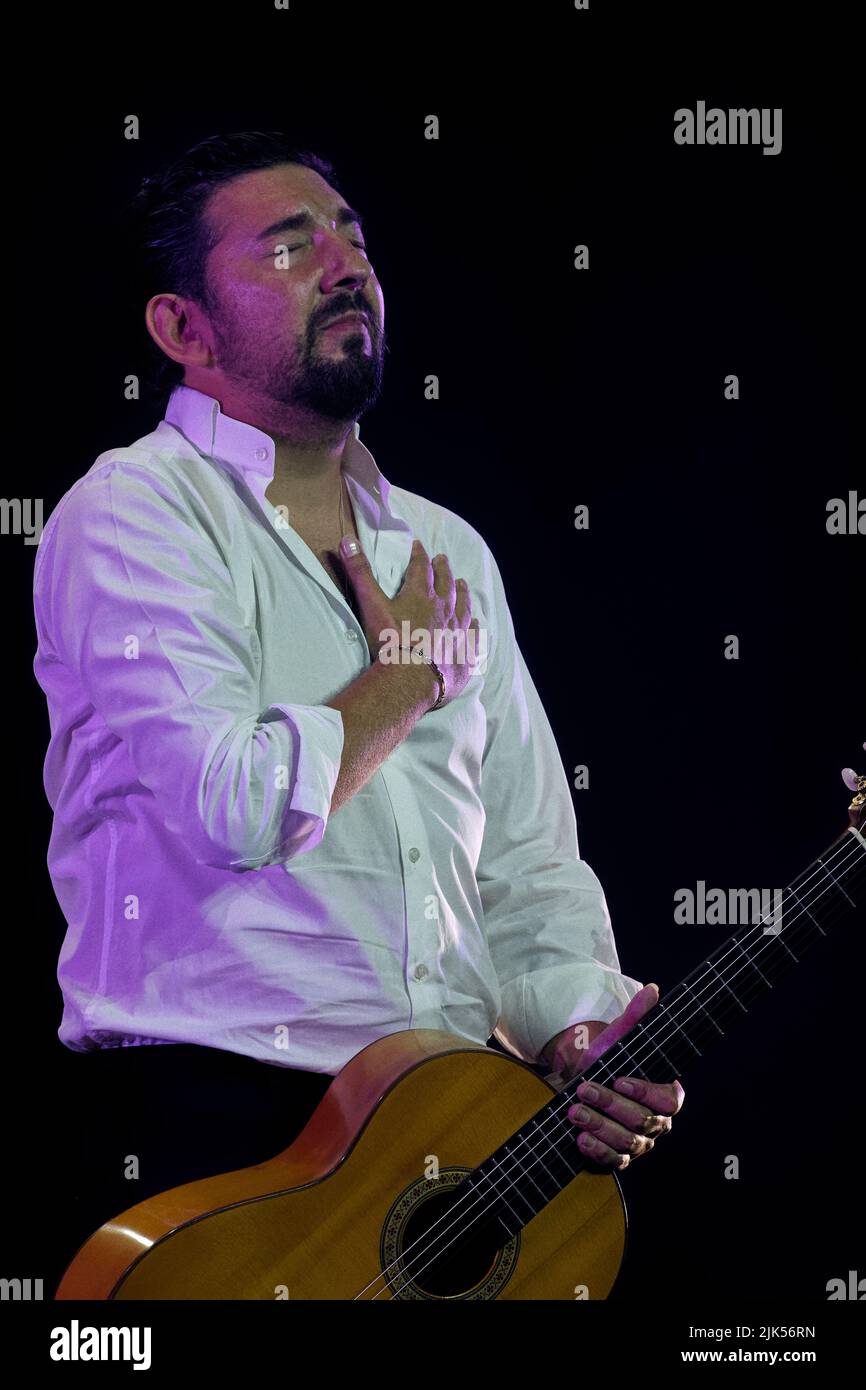 Teatro Real, Madrid, Spagna. 30th luglio 2022. Universal Music Festival 2022, Tributo a Paco de Lucia, Infinito. Antonio Rey, chitarrista di flamenco. Credit: EnriquePSans/Alamy Live News Foto Stock