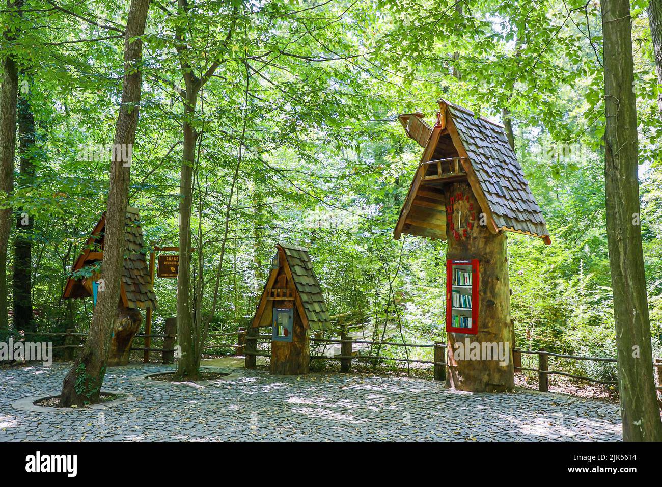 Biblioteca forestale situato nel parco escursione Ormanya lontano dal centro della città di Kocaeli, 15 luglio 2022 i, izmit, Kocaeli, Turchia Foto Stock