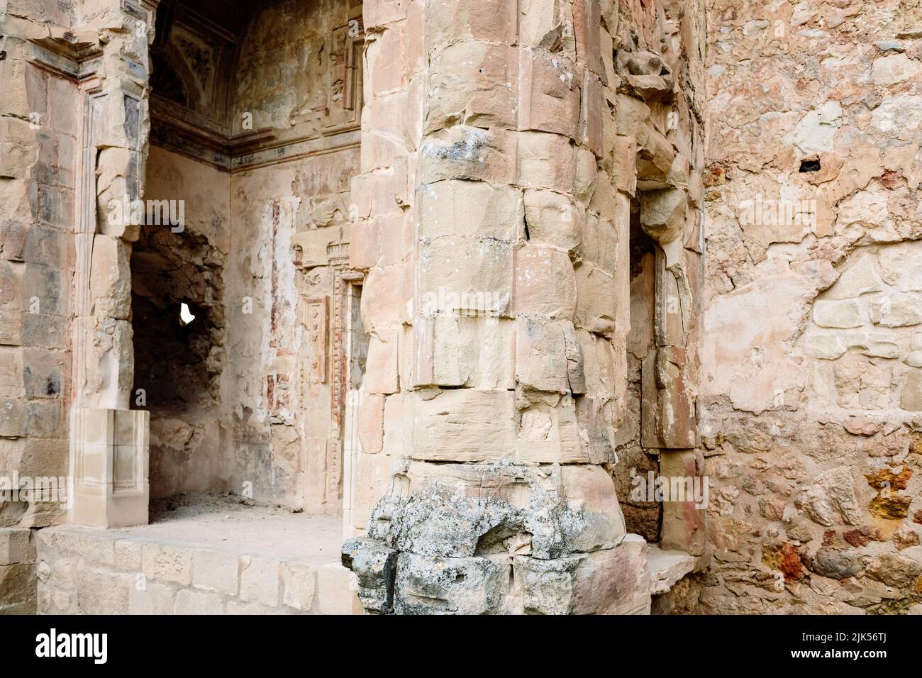 Rovine nella roccia della struttura di una chiesa, con le incisioni artistiche dettagliate della muratura e muratura in vista, in Foto Stock