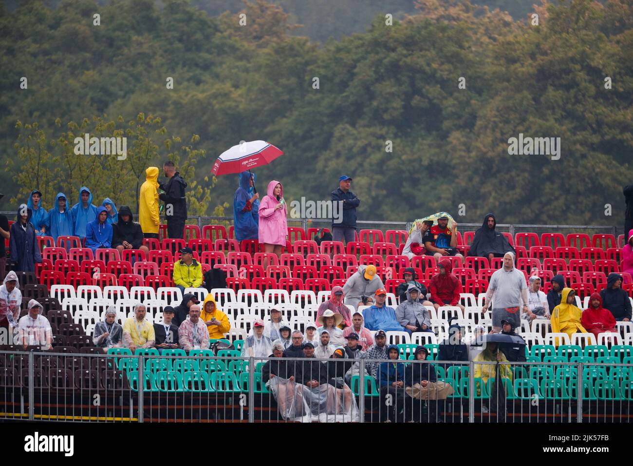 Spettatori, tifosi, pioggia, pluie, durante la Formula 1 Aramco Magyar Nagydij 2022, Gran Premio d'Ungheria 2022, 12th round del FIA Formula uno World Championship 2022 dal 28 al 31 luglio 2022 sull'Hungaroring, a Mogyorod, Ungheria - Foto: Antonin Vincent / DPPI/DPPI/LiveMedia Foto Stock