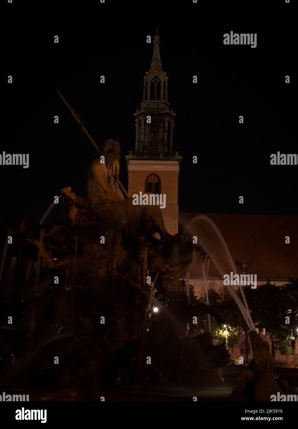 Berlino, Germania. 31st luglio 2022. La Chiesa di Santa Maria, non lontana dalla Fontana del Nettuno, non è più illuminata. Questo è il modo di risparmiare energia del paese, una delle conseguenze della guerra in Ucraina. Credit: Paul Zinken/dpa/Alamy Live News Foto Stock