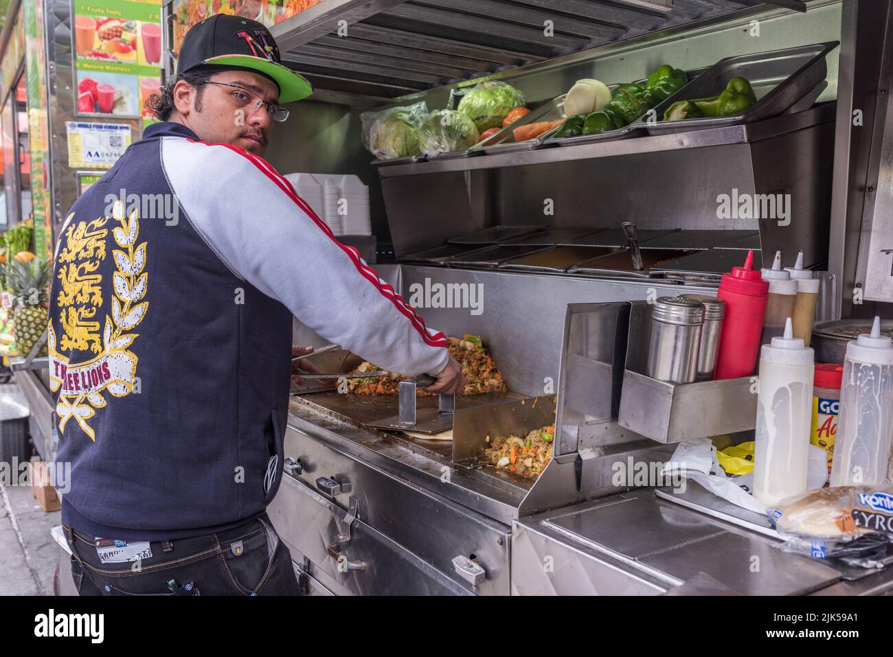 Il venditore di gyro cucina al camion del cibo a Manhattan. Foto Stock