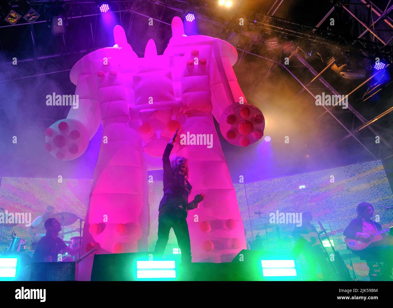 Malmesbury, Wiltshire, Regno Unito. 30th luglio 2022. Malmesbury Wiltshire. Festival delle donne. La band Psychedelic americana The Flaming Lips ha suonato con Wayne Coyne in una bolla di plastica e con un robot blow up, tutti a capo dell'Open Air Stage. Credit: charlie bryan/Alamy Live News Foto Stock