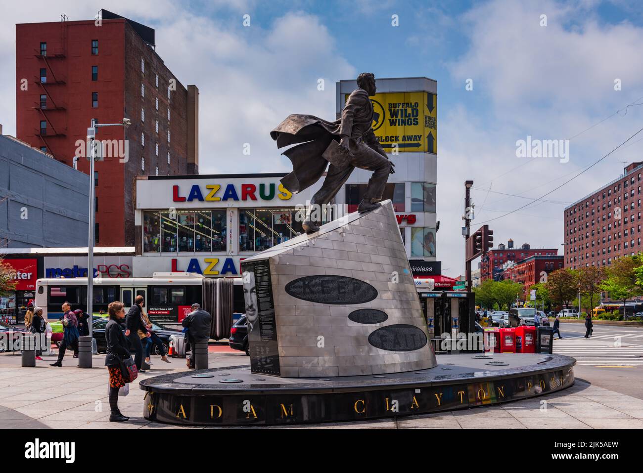 New York, NY/USA - 05-07-2016: Statua di Adam Clayton Powell e negozi ad Harlem. Foto Stock