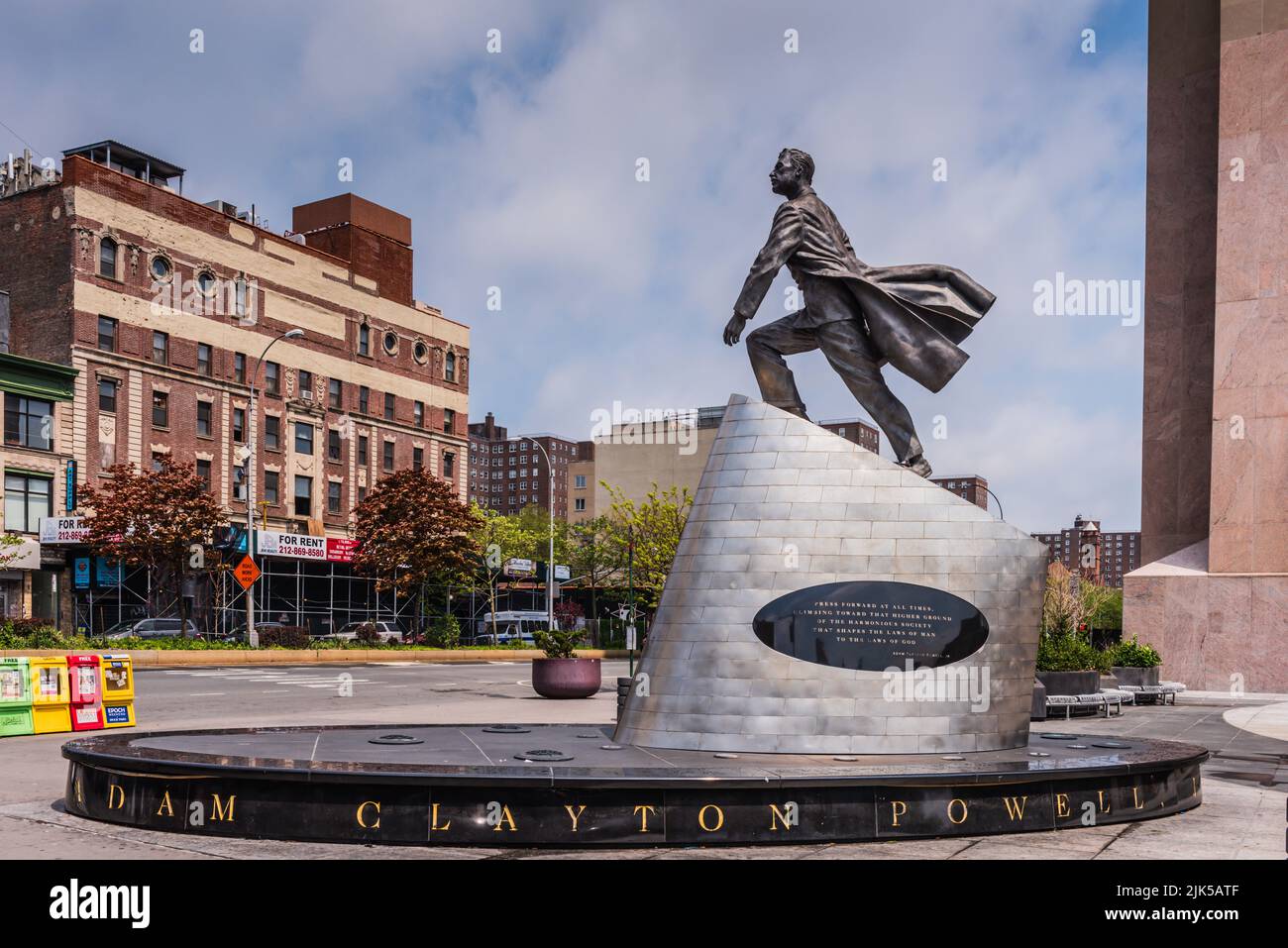 New York, NY/USA - 05-07-2016: Imponente statua di Adam Clayton Powell. Foto Stock