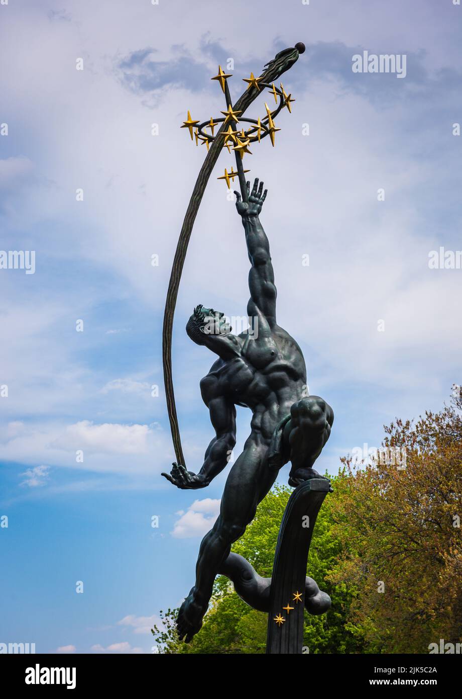 New York, NY/USA - 05-09-2016: Creato per la fiera mondiale del 1964, Rocket Thrower è una scultura in bronzo del 1963 dello scultore americano Donald De Lue. Foto Stock