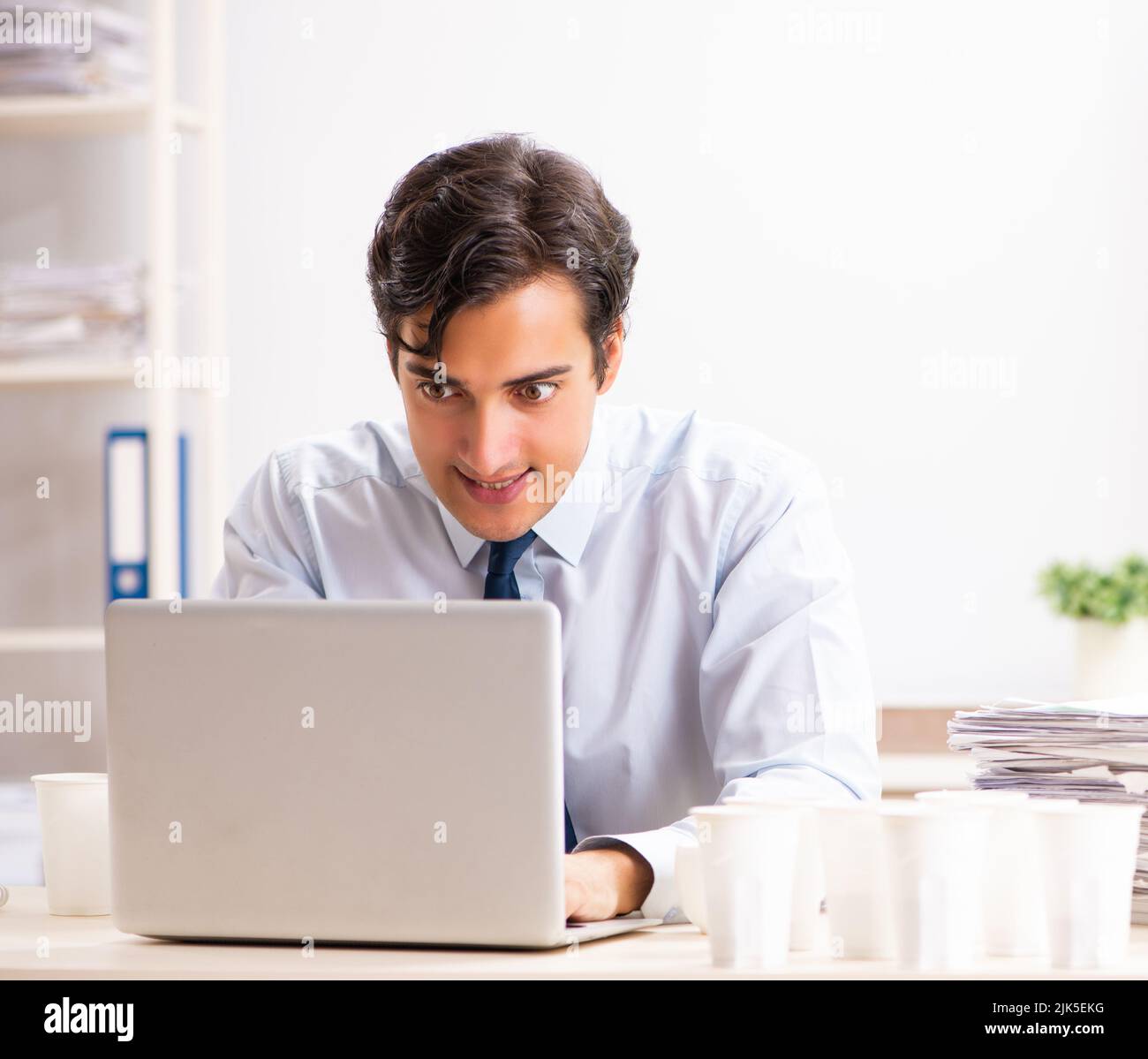 Dipendente di giovani tossicodipendenti al caffè Foto Stock