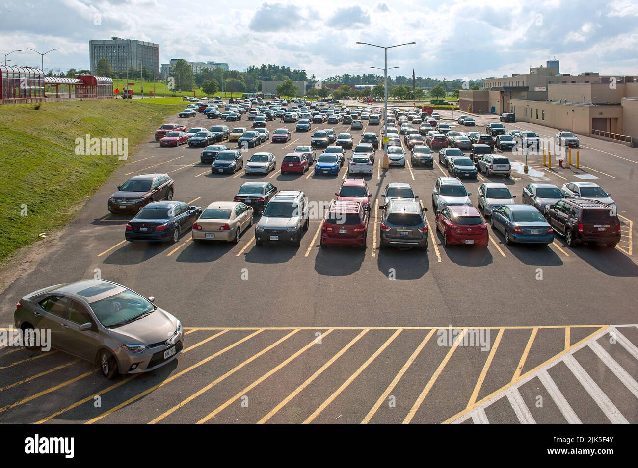 panoramica di un parcheggio praticamente completo per il centro commerciale. Foto Stock