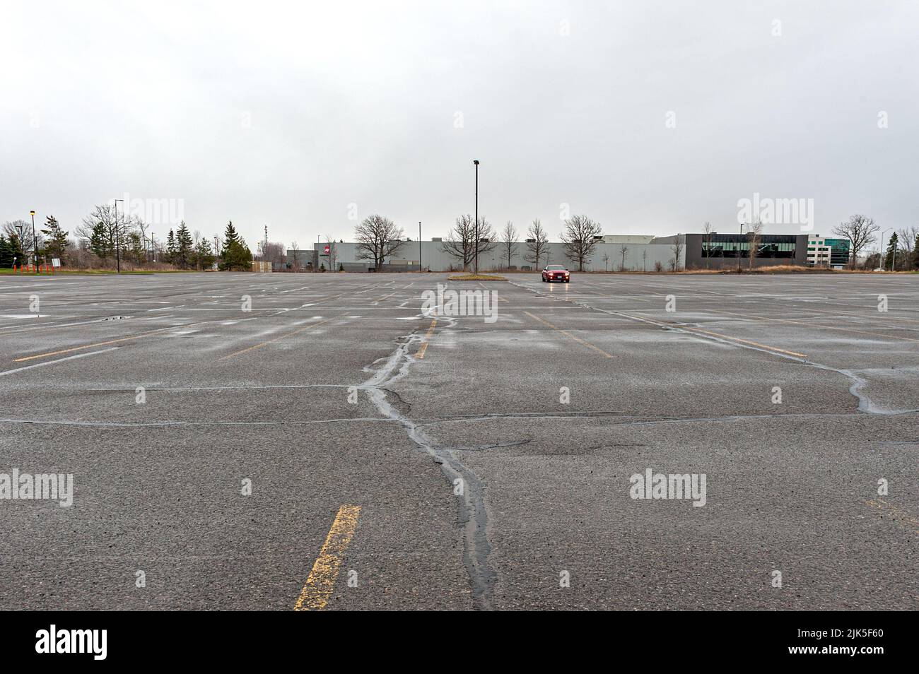 Il parcheggio è lasciato vuoto, in quanto i dipendenti sono incoraggiati a lavorare da casa durante il Covid 19. Foto Stock