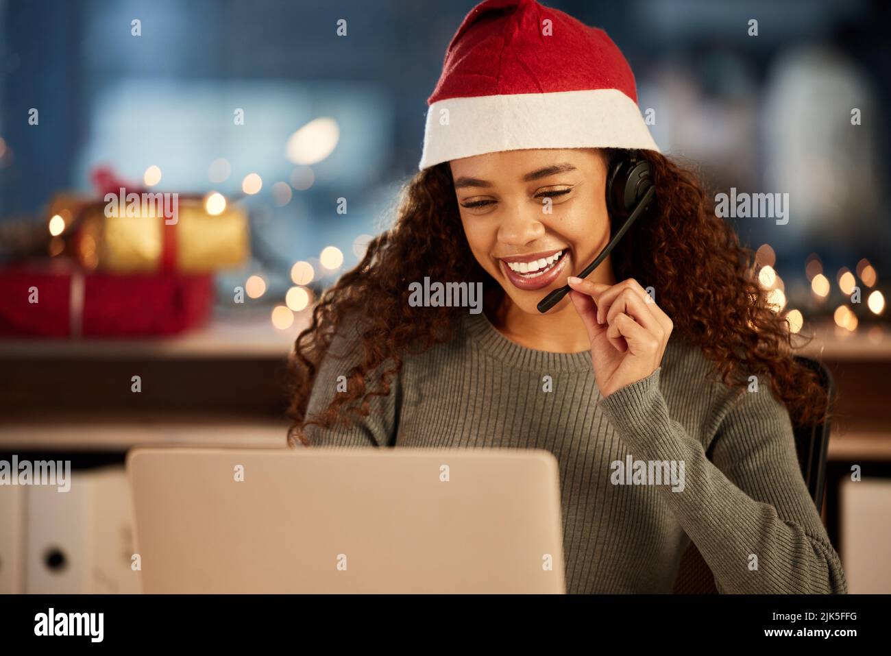 Cosa posso aiutarla oggi con un giovane agente di call center femminile al lavoro. Foto Stock