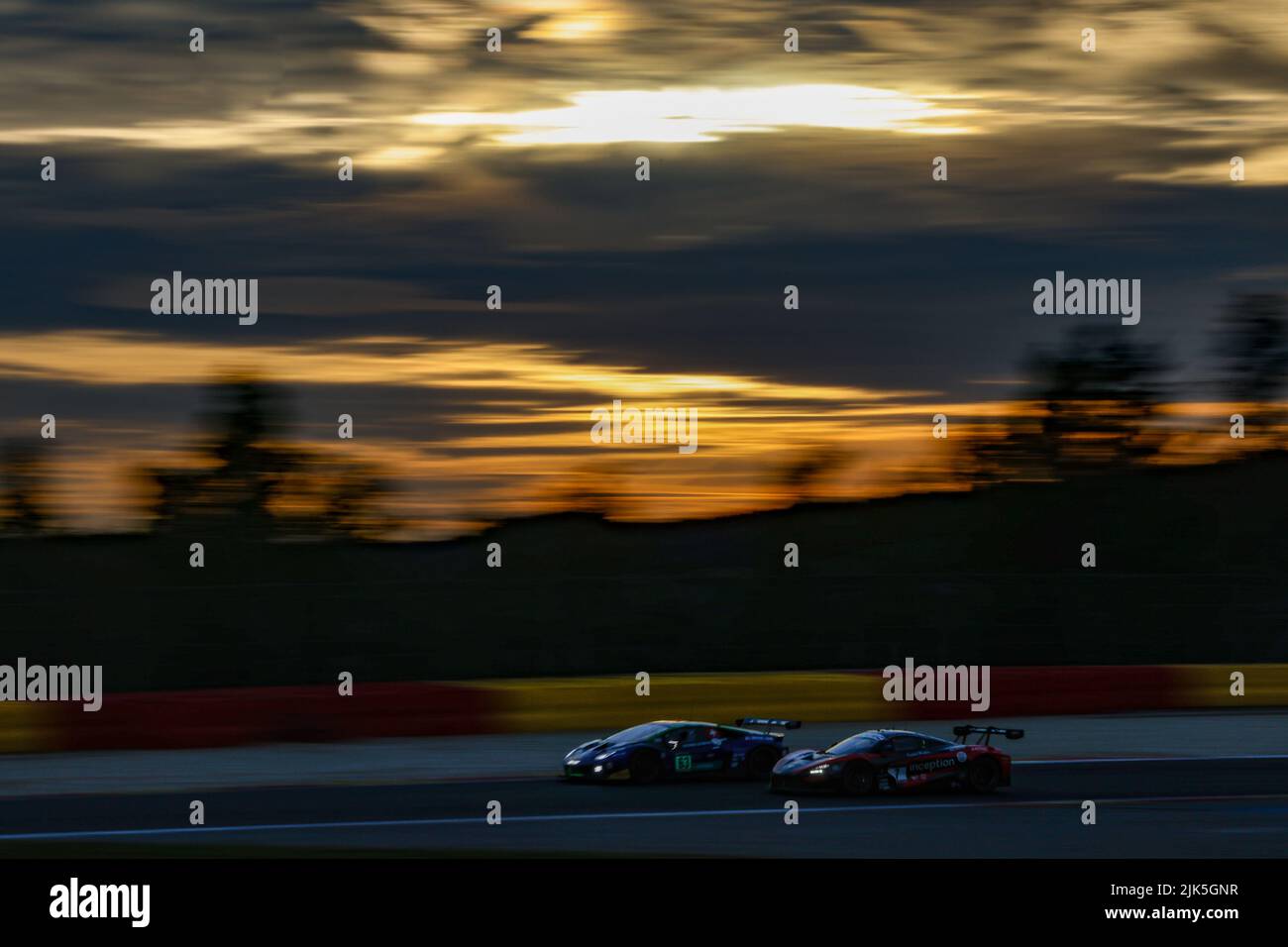 63 Emil Frey Racing, Lamborghini Huracan GT3 Evo di Jack AITKEN, Albert COSTA, Mirko BORTOLOTTI, in azione con 07 Inception Racing, McLaren 720s GT3 di Ollie MILLROY, Brendan IRIBE, Frederik SCHANDORFF, Sebastian PRIAULX, in azione durante la TotalEnergies 24 ore di Spa 2022, 7th round del 2022 Fanatec GT World Challenge Europe Powered by AWS, dal 27 al 31 luglio 2021 sul Circuit de Spa-Francorchamps, a Stavelot, Belgio - Foto: Paul Vaicle / DPPI/DPPI/LiveMedia Foto Stock