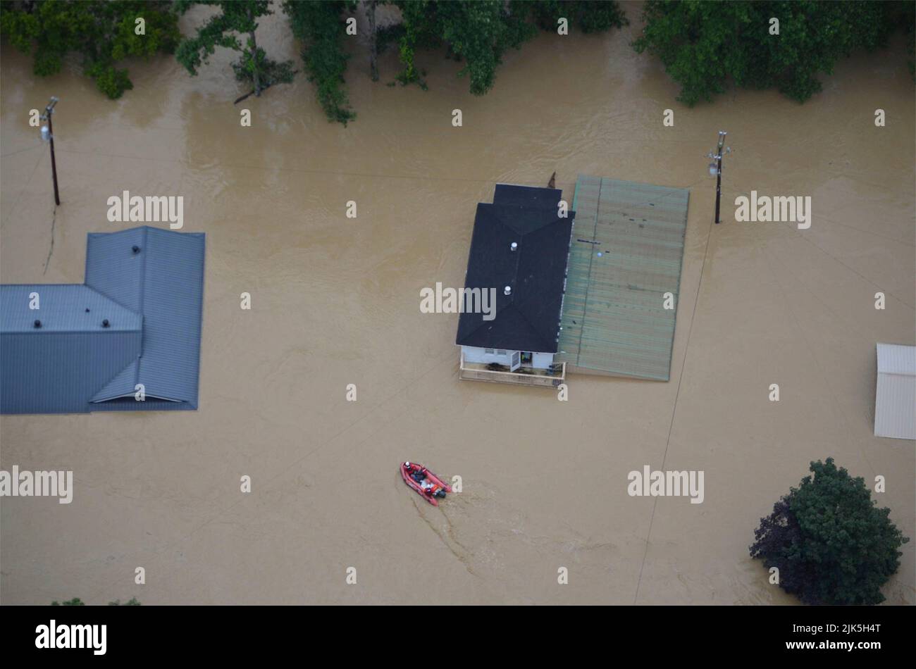 Knott, Stati Uniti d'America. 29th luglio 2022. Knott, Stati Uniti d'America. 29 luglio 2022. Vista aerea delle case sommerse in acque di alluvione dopo che le piogge record sono caduti nel Kentucky orientale uccidendo almeno 25 persone e costringendo l'evacuazione di migliaia di persone, 29 luglio 2022 nella contea di Knott, Kentucky. Credito: SGT. Jesse Elbouab/Kentucky National Guard/Alamy Live News Foto Stock