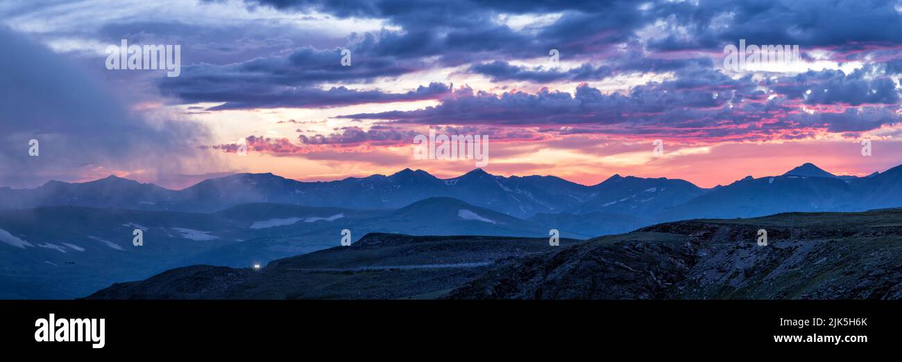 Si annida e si purea nelle nuvole al tramonto sulle Montagne Never Summer, come si vede da Trail Ridge Road nel Rocky Mountain National Park, Colorado Foto Stock
