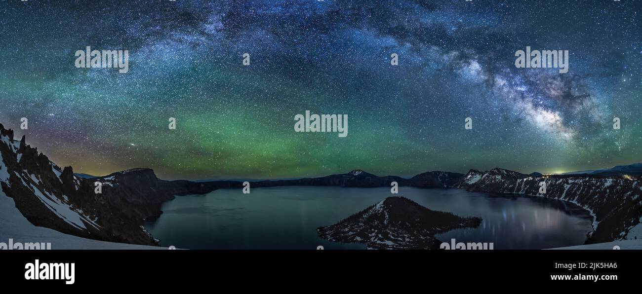 Un colorato panorama sulla Via Lattea si riflette nel Crater Lake, catturato sul Solstice estivo nel Crater Lake National Park, Oregon. Foto Stock