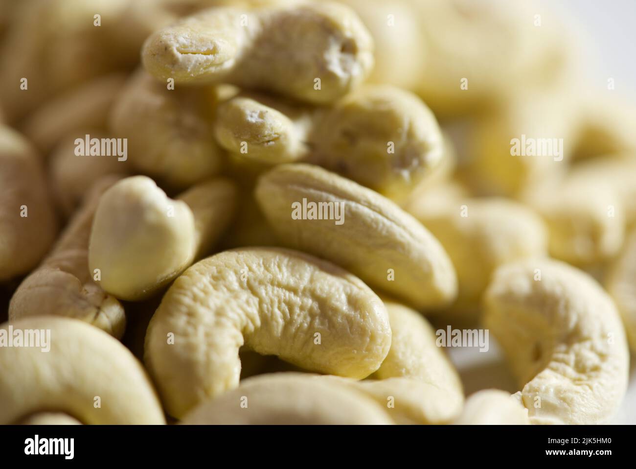 Dadi di anacardi crudi. Fotografia macro. Primo piano. Foto Stock