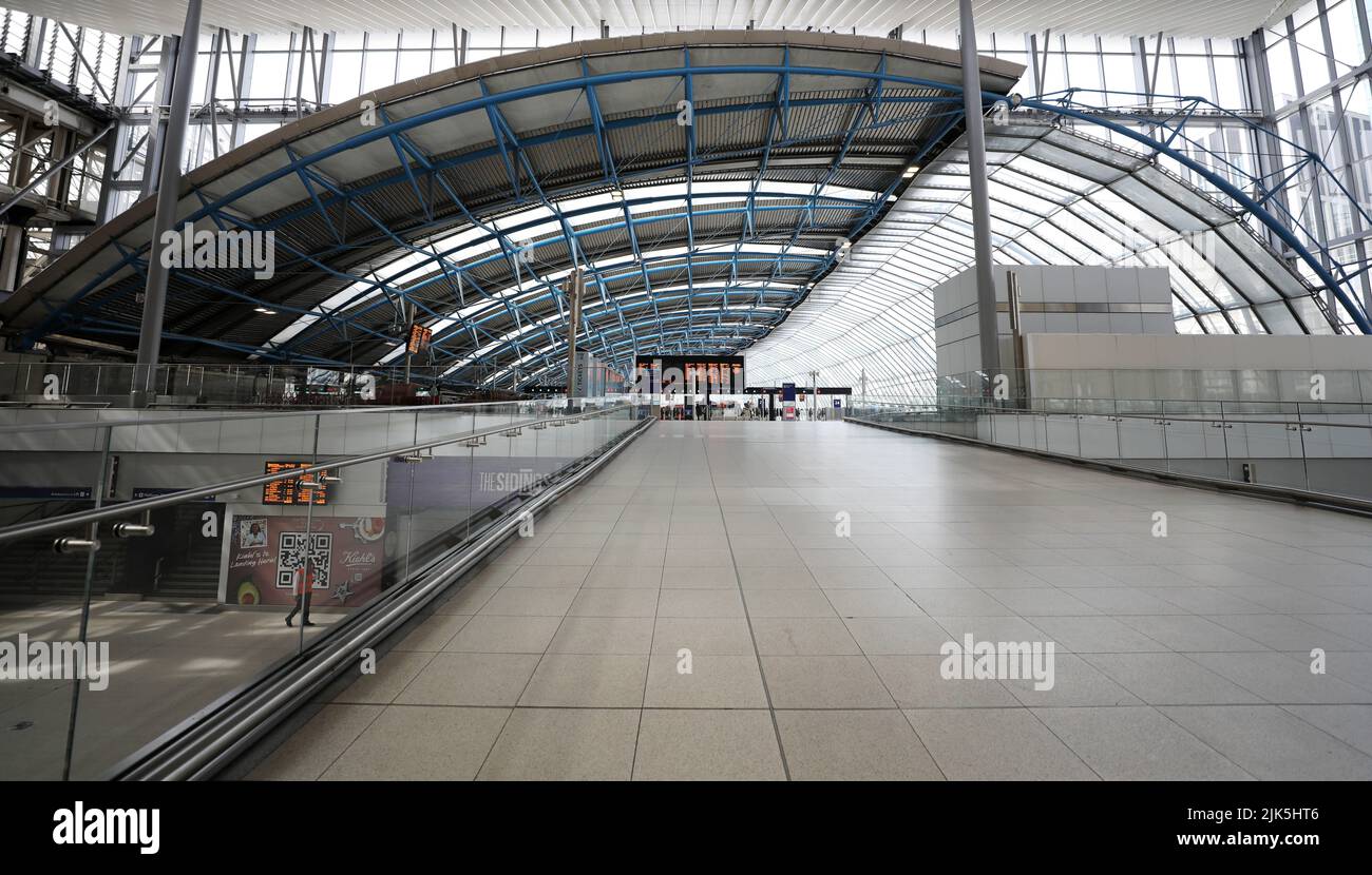 Londra, Regno Unito. 30th luglio 2022. Foto scattata il 30 luglio 2022 mostra una vista della vuota stazione di Waterloo a Londra, in Gran Bretagna. Circa 5.000 macchinisti in Gran Bretagna sono andati in sciopero sabato, come parte di una campagna per una retribuzione più alta dopo che il tasso di inflazione del paese ha raggiunto il suo più alto in 40 anni. Credit: Li Ying/Xinhua/Alamy Live News Foto Stock