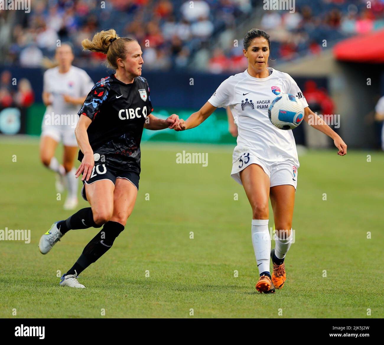 Chicago, USA, 30 luglio 2022. National Women's Soccer League (NWSL) Chicago Red Star's Zoe Morse (20) va per la palla contro Katie Johnson di San Diego Wave (33) al Soldier Field di Chicago, il, USA. Credit: Tony Gadomski / All Sport Imaging / Alamy Live News Foto Stock