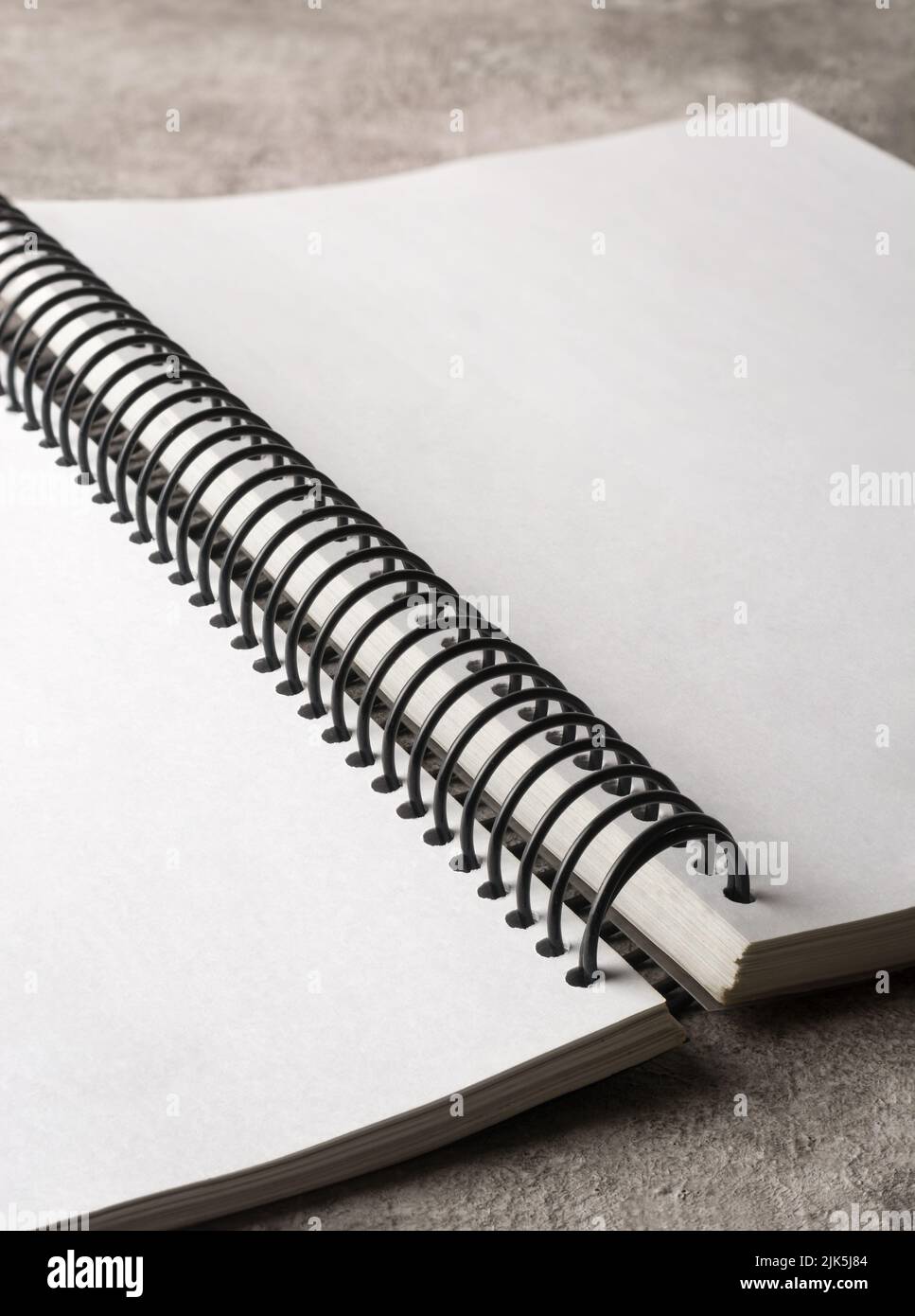 libro aperto con rilegatura a spirale sul piano del tavolo, pagine bianche vuote e senza righe, messa a fuoco selettiva Foto Stock