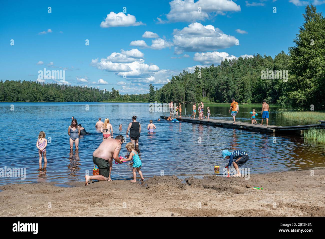 Lago Sörsjön nella campagna fuori Norrköping in una giornata estiva soleggiata. Il bagno nei laghi è un'attività molto apprezzata in Svezia durante l'estate. Foto Stock