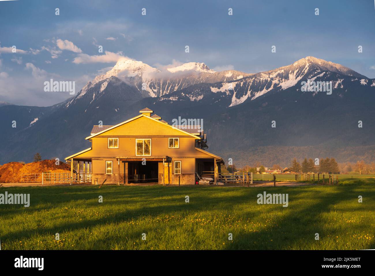 Un paesaggio rurale fattoria con montagne n orecchio Chilliwack, British Columbia, Canada. Foto Stock