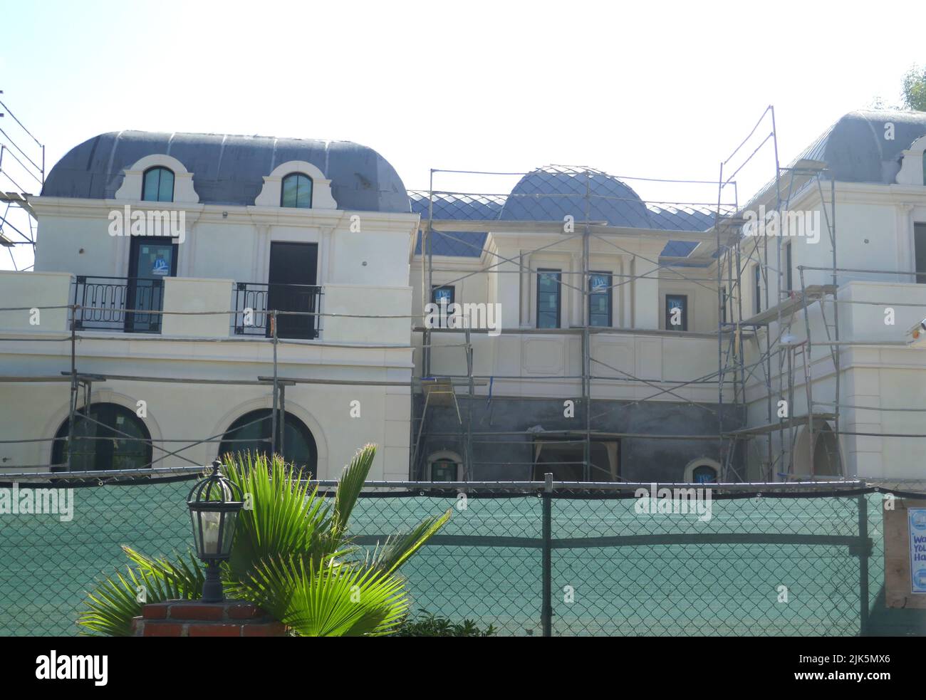 Beverly Hills, California, Stati Uniti d'America 24th luglio 2022 l'ex casa/casa di Charlie Chaplin, attore/comico, a 711 N. Beverly Drive il 24 luglio 2022 a Beverly Hills, California, Stati Uniti. Foto di Barry King/Alamy Stock Foto Foto Stock