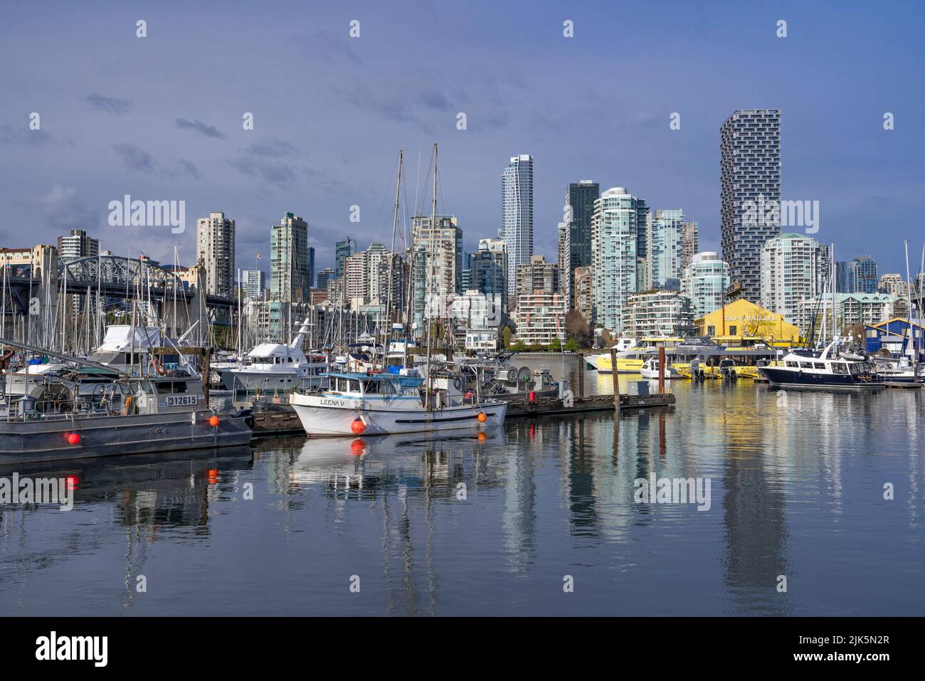 False Creek con riflessi di barche ed edifici a Vancouver, British Columbia, Canada. Foto Stock