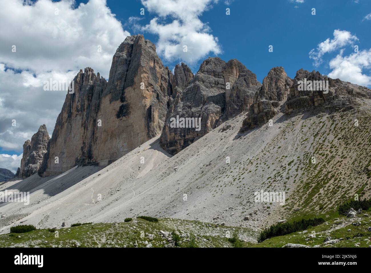 Le tre Cime di Lavaredo (il Drei Zinnen) in estate. Sesto Dolomiti. Italia. Foto Stock