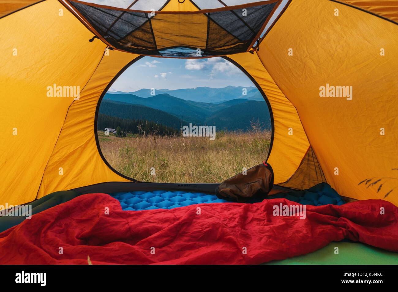 Vista dalla tenda turistica a valle di montagna Foto Stock