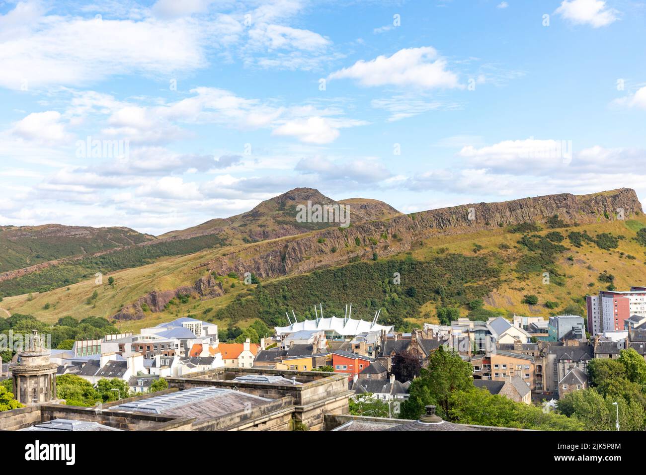 Holyrood Park, Dynamic Earth Edinburgh, Arthurs Seat e Salisbury Crags geologia vista da Calton Hill Edinburgh Scozia, sole Summers Day 2022 Foto Stock