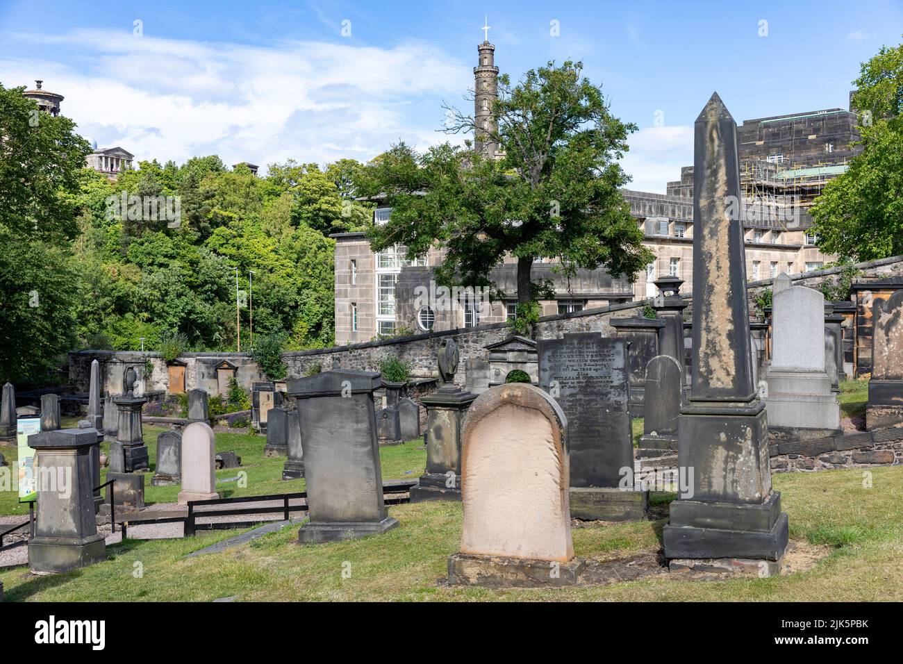 Edinburgh Old Calton sepolture Ground nel centro della città di Edimburgo con pietre e lapidi, Scozia, UK estate 2022 Foto Stock