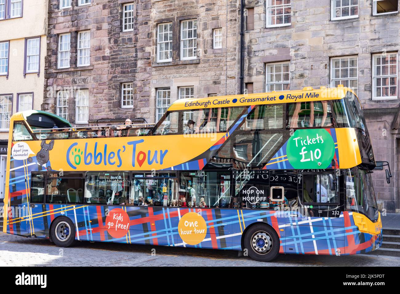 Autobus turistico in ciottoli nel centro di Edimburgo, in una giornata estiva soleggiata, Scozia, Regno Unito, luglio 2022 Foto Stock