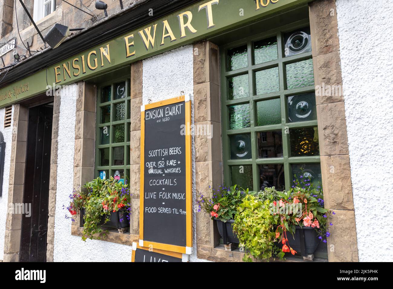 Ensign Ewart public house bar on the Royal Mile, Edinburgh, Scotland, UK Summer 2022 Foto Stock