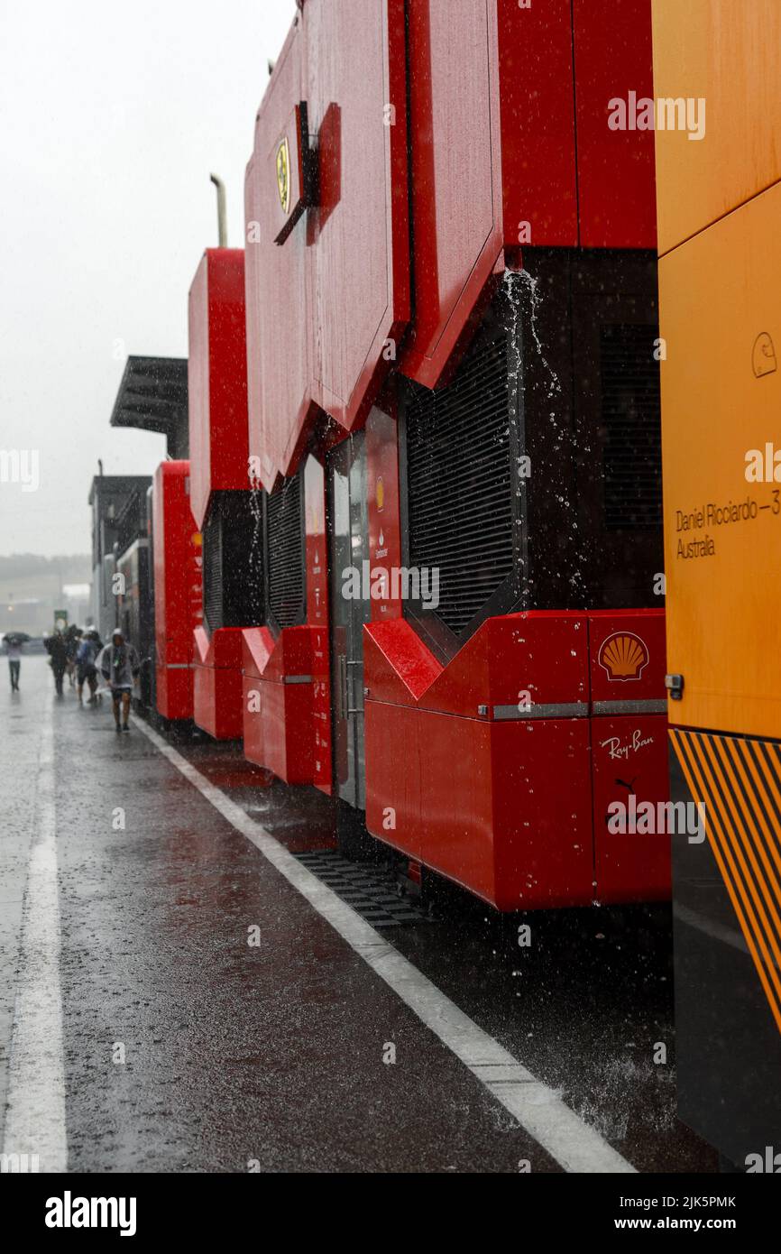 Pioggia, pluie, nel paddock durante la Formula 1 Aramco Magyar Nagydij 2022, Gran Premio Ungherese 2022, 12th round del FIA Formula uno World Championship 2022 dal 28 al 31 luglio 2022 sull'Hungaroring, a Mogyorod, Ungheria - Foto: DPPI/DPPI/LiveMedia Foto Stock