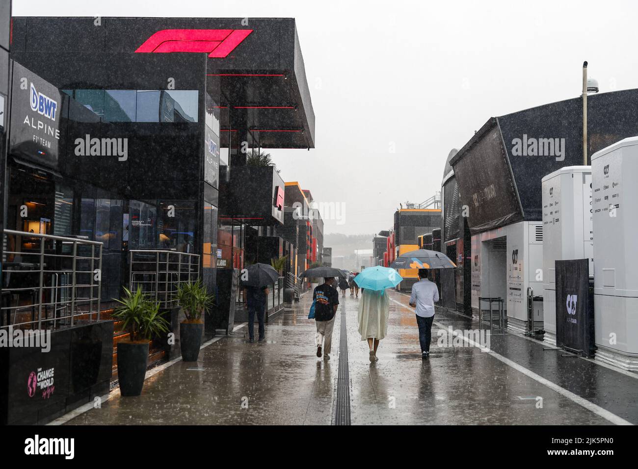 Pioggia, pluie, nel paddock durante la Formula 1 Aramco Magyar Nagydij 2022, Gran Premio Ungherese 2022, 12th round del FIA Formula uno World Championship 2022 dal 28 al 31 luglio 2022 sull'Hungaroring, a Mogyorod, Ungheria - Foto: DPPI/DPPI/LiveMedia Foto Stock