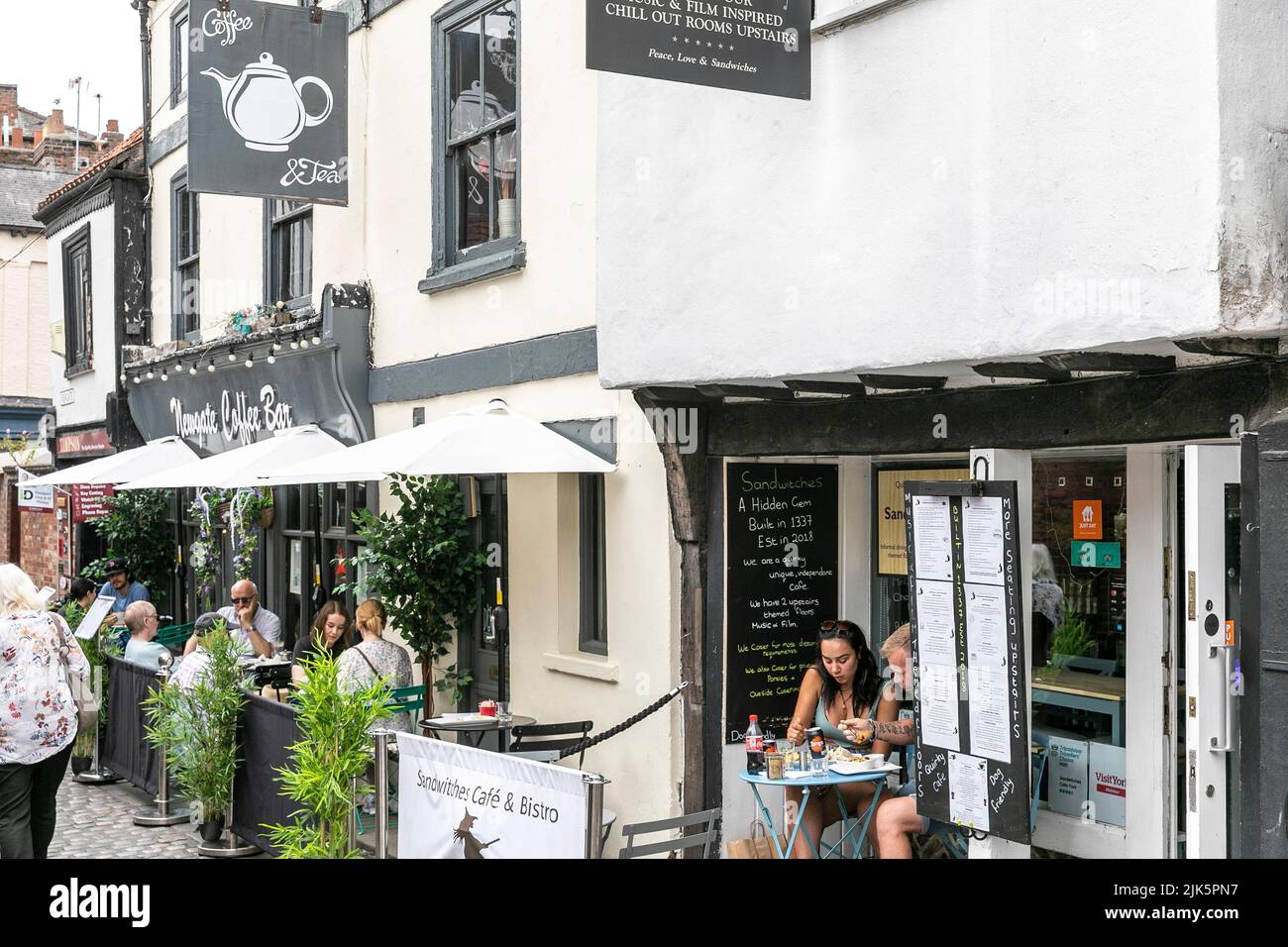 Città di York gente che pranza all'esterno ad un caffè della caffetteria vicino al Shambles, York, Inghilterra, Regno Unito Foto Stock