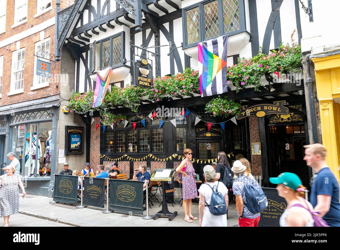Città di York Stonegate e storico pub inn The Punch Bowl, tradizionale pub inglese storico inn bar, Yorkshire, Inghilterra estate 2022 Foto Stock