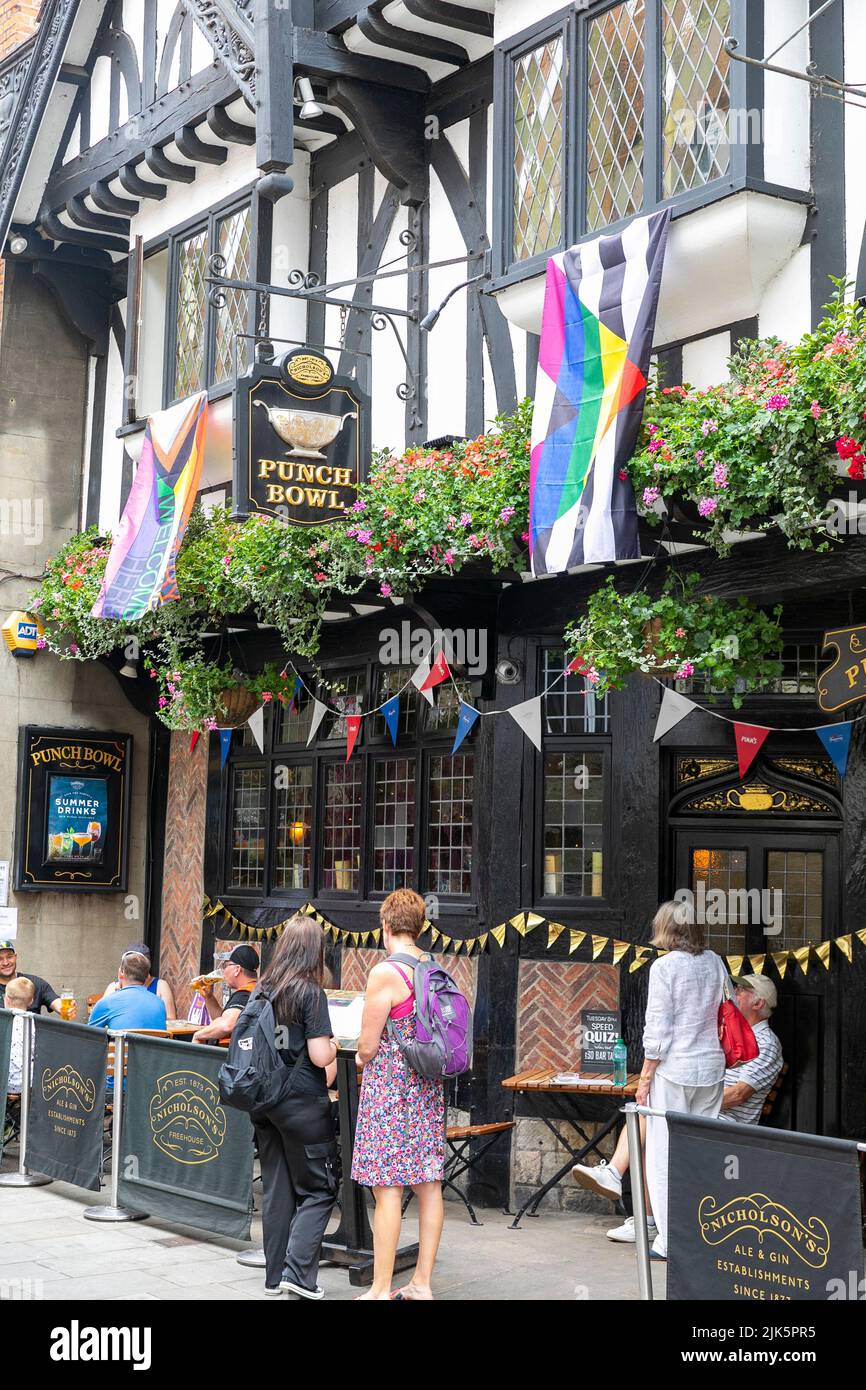Città di York Stonegate e storico pub inn The Punch Bowl, tradizionale pub inglese storico inn bar, Yorkshire, Inghilterra estate 2022 Foto Stock