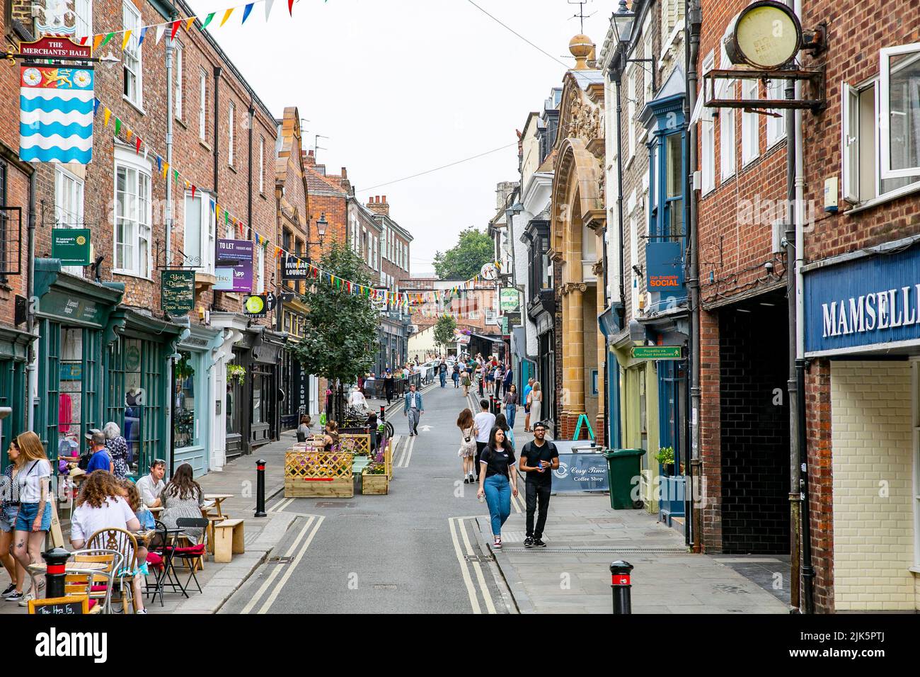 Fossgate Street nel centro di York, vista sulla strada il giorno d'estate nel 2022, Inghilterra, Regno Unito, Europa Foto Stock