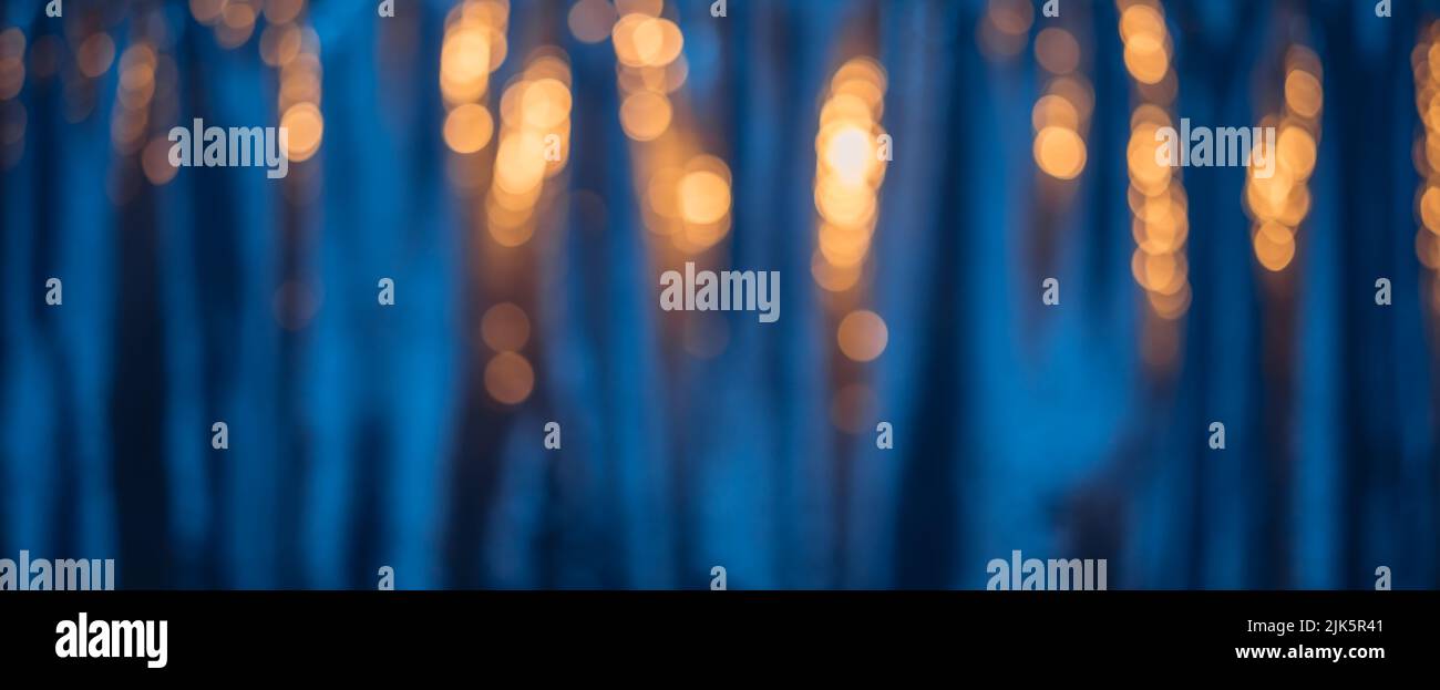 Sfondo blu sfocato con luci bokeh dai colori caldi Foto Stock