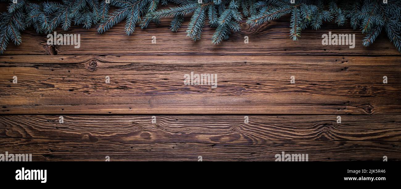 Accogliente sfondo copia natalizio con rami di abete rosso e legno di fienile Foto Stock