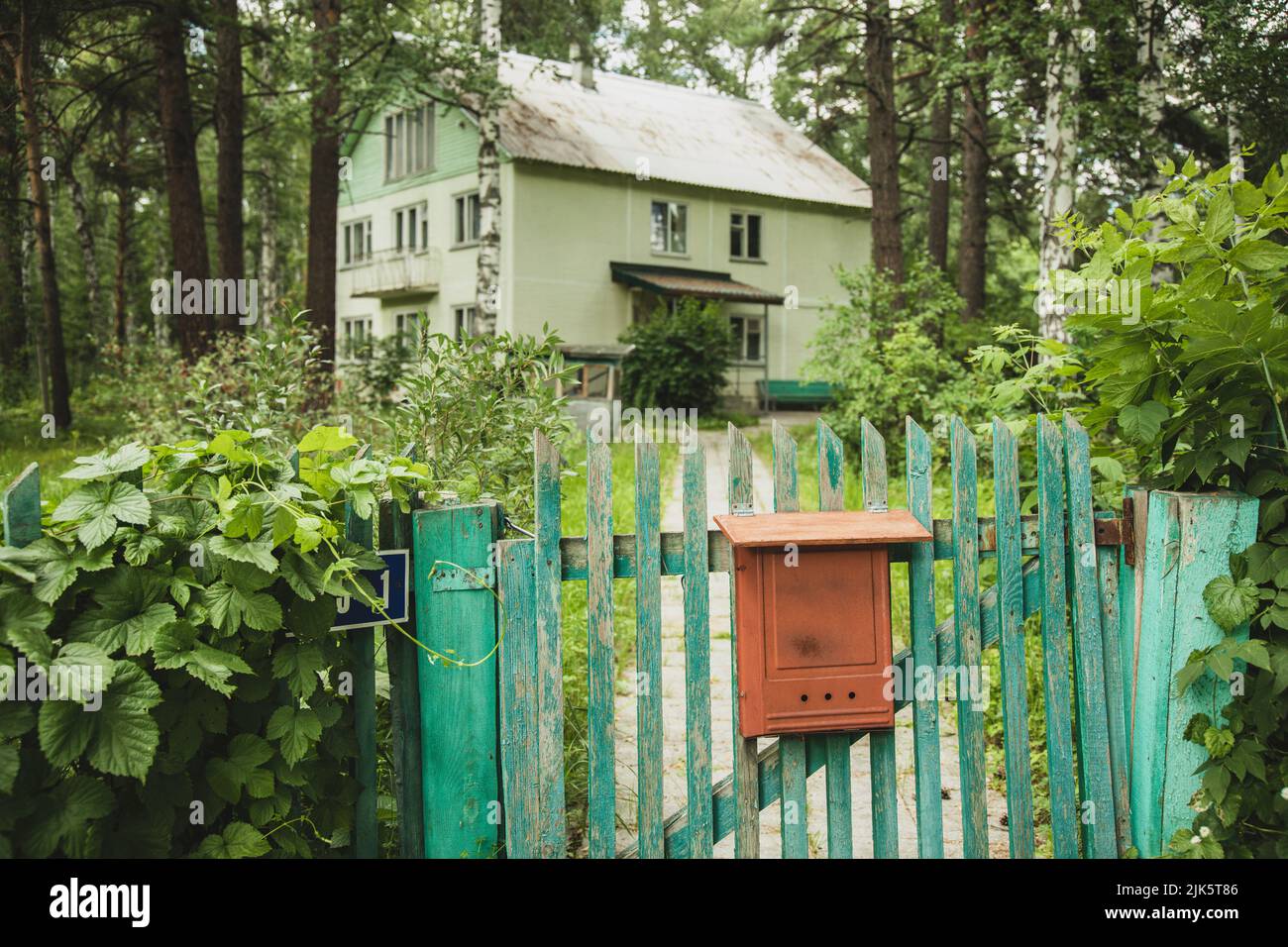 Vecchia mailbox marrone vintage sulla recinzione di una casa privata Foto Stock