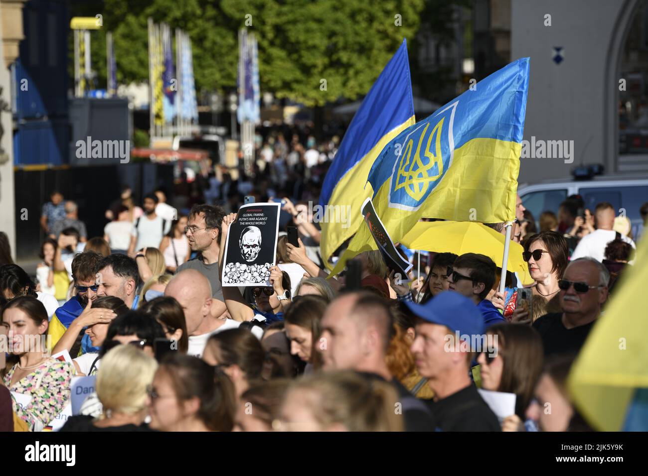 Monaco di Baviera, Germania. 30th luglio 2022. Una protesta pro-Ucraina si è svolta a Monaco di Baviera, in Germania, il 30th luglio 2022. La protesta ha fatto parte di decine di proteste coordinate contro la guerra della Russia contro l'Ucraina che si è svolta in molte città in Europa. Centinaia di persone si sono riunite per sostenere l'Ucraina, chiedere maggiore sostegno e condannare le recenti atrocità della Russia in Ucraina. Credit: Diego Montoya/Alamy Live News Foto Stock