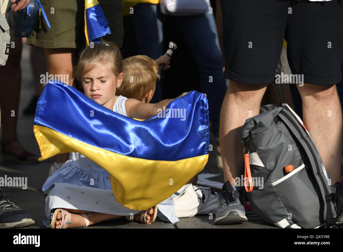 Monaco di Baviera, Germania. 30th luglio 2022. Una protesta pro-Ucraina si è svolta a Monaco di Baviera, in Germania, il 30th luglio 2022. La protesta ha fatto parte di decine di proteste coordinate contro la guerra della Russia contro l'Ucraina che si è svolta in molte città in Europa. Centinaia di persone si sono riunite per sostenere l'Ucraina, chiedere maggiore sostegno e condannare le recenti atrocità della Russia in Ucraina. Credit: Diego Montoya/Alamy Live News Foto Stock