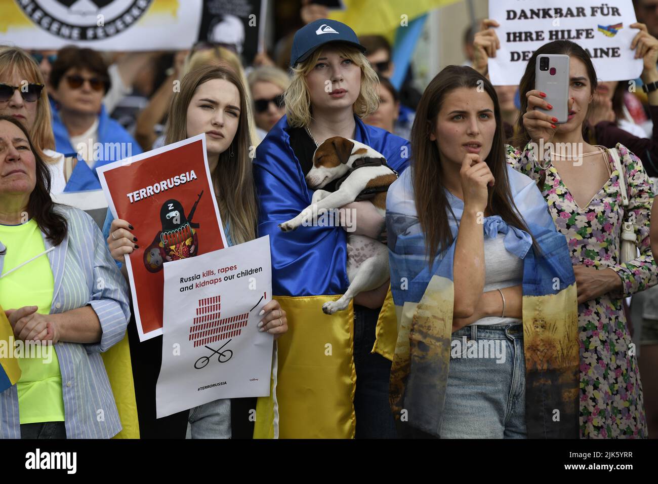 Monaco di Baviera, Germania. 30th luglio 2022. Una protesta pro-Ucraina si è svolta a Monaco di Baviera, in Germania, il 30th luglio 2022. La protesta ha fatto parte di decine di proteste coordinate contro la guerra della Russia contro l'Ucraina che si è svolta in molte città in Europa. Centinaia di persone si sono riunite per sostenere l'Ucraina, chiedere maggiore sostegno e condannare le recenti atrocità della Russia in Ucraina. Credit: Diego Montoya/Alamy Live News Foto Stock